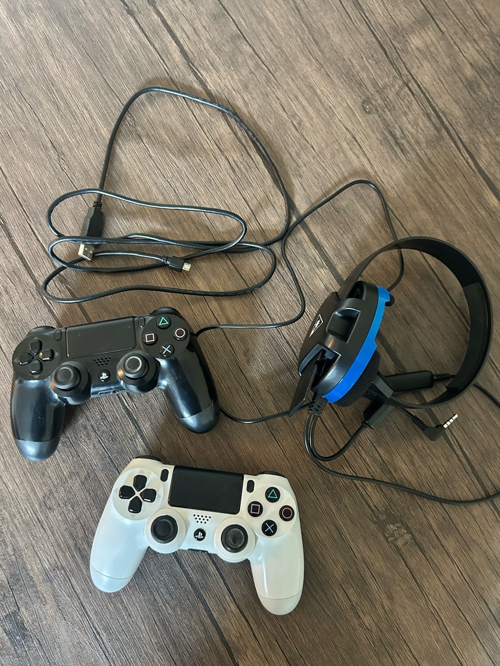 PS4 Controllers (2) + Turtle Beach Gaming Headset Bundle
